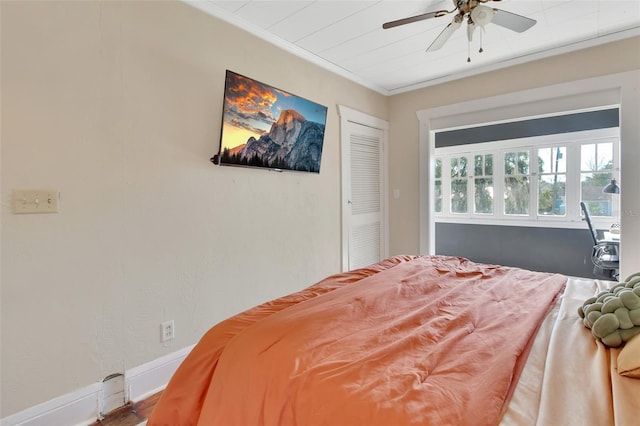 bedroom featuring crown molding and ceiling fan