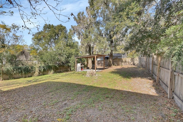 view of yard featuring an outbuilding