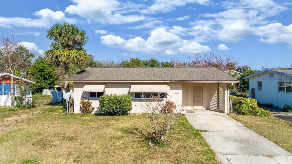 single story home featuring a front yard