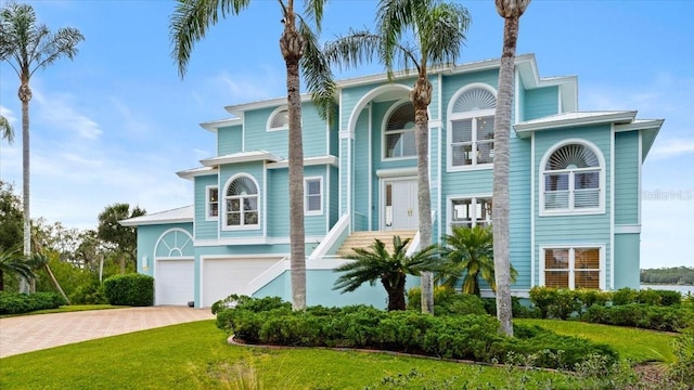 view of front of house featuring a garage and a front yard