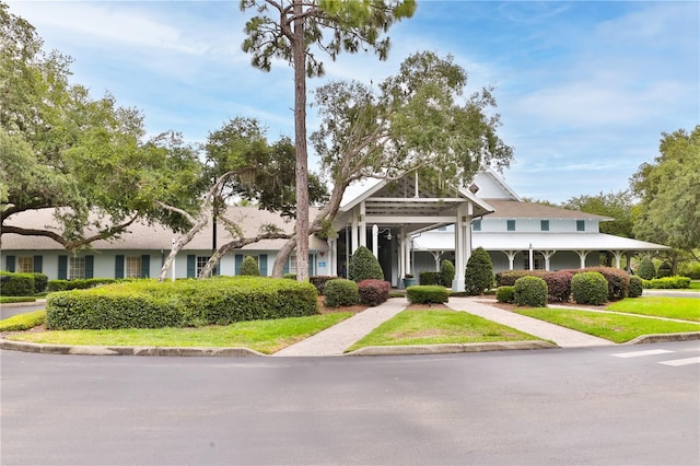 view of front of property with a front yard