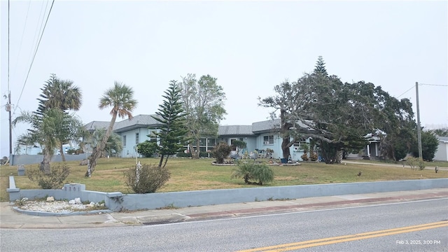 view of front facade with a front lawn