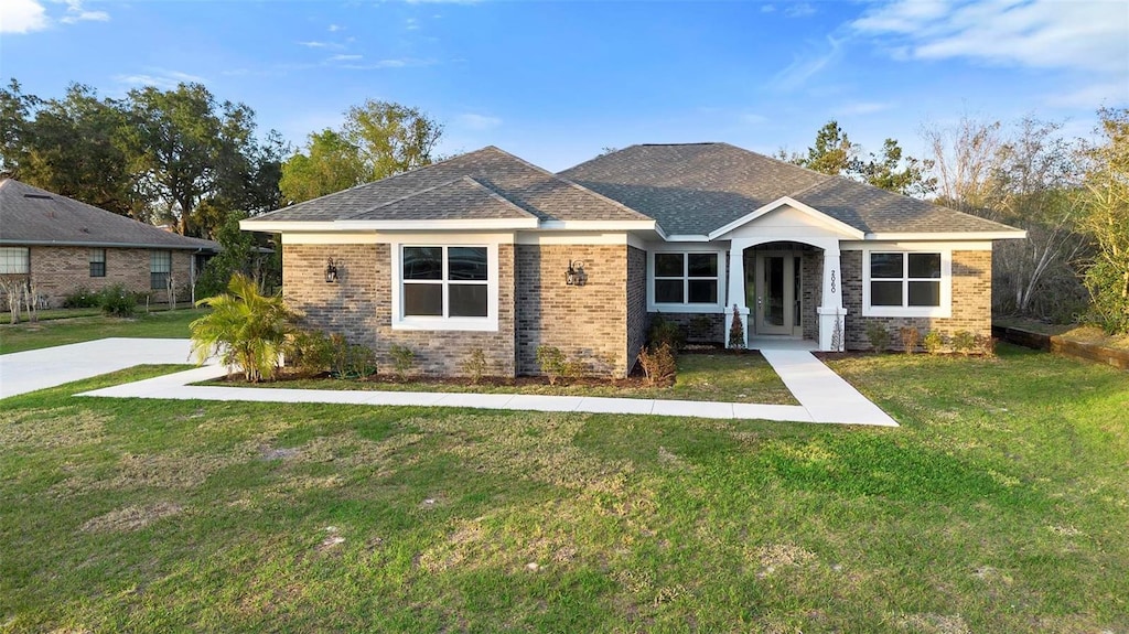 view of front facade featuring a front lawn