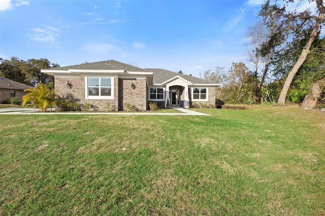 view of front of property featuring a front lawn