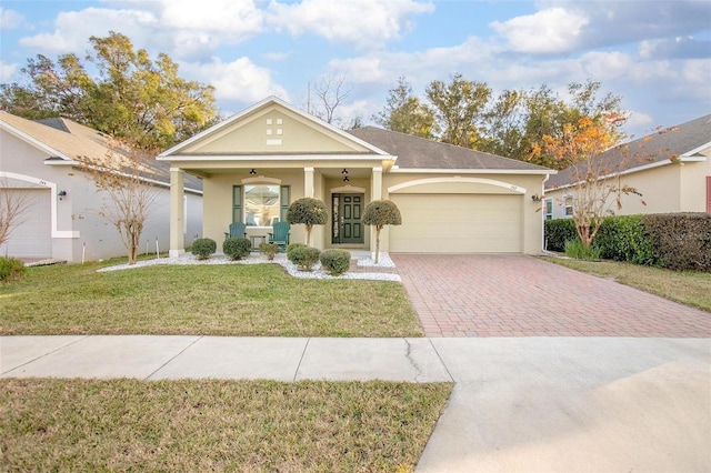 view of front facade featuring a garage, a front lawn, and covered porch