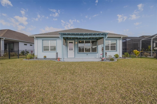 view of front facade featuring a pergola and a front lawn