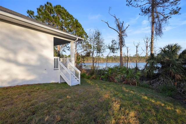 view of yard featuring a water view