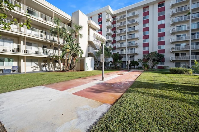 view of property's community featuring a yard