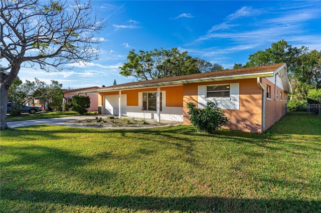 single story home with a front lawn