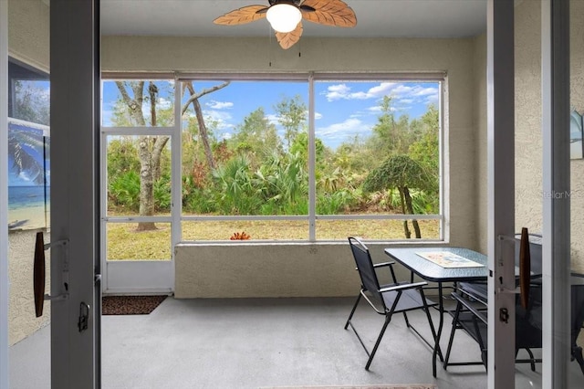 sunroom / solarium featuring ceiling fan