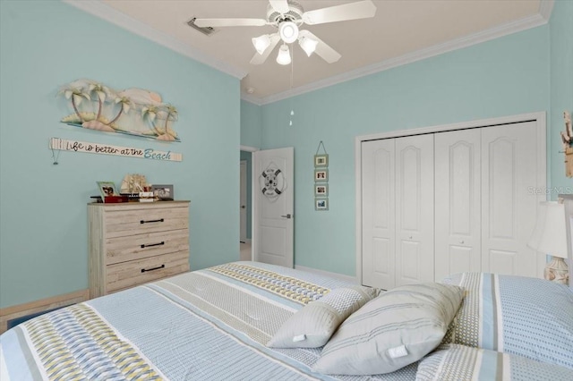 bedroom featuring ceiling fan, ornamental molding, and a closet