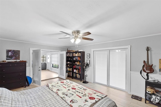 bedroom with ceiling fan, ornamental molding, and light hardwood / wood-style flooring