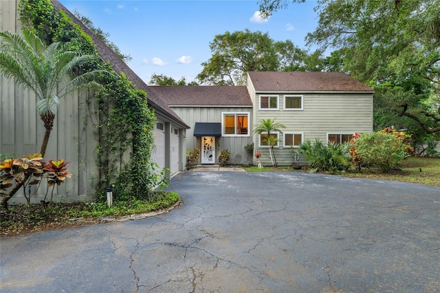 view of front facade featuring a garage