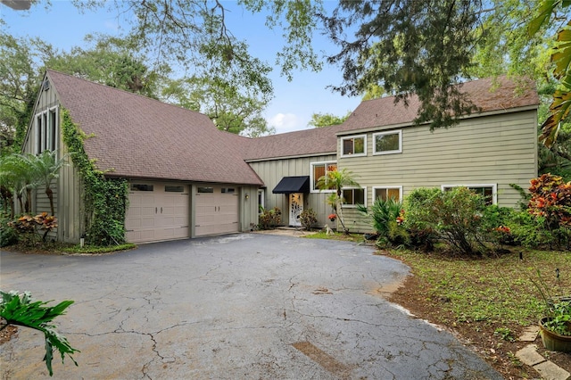 view of front facade featuring a garage