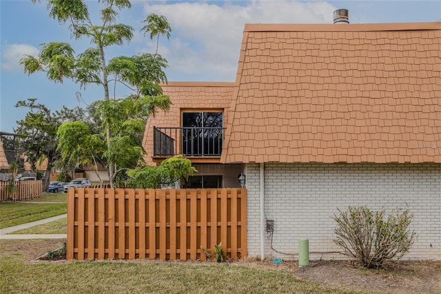 view of side of property featuring a balcony