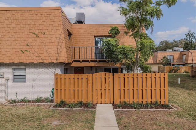 exterior space featuring a front lawn