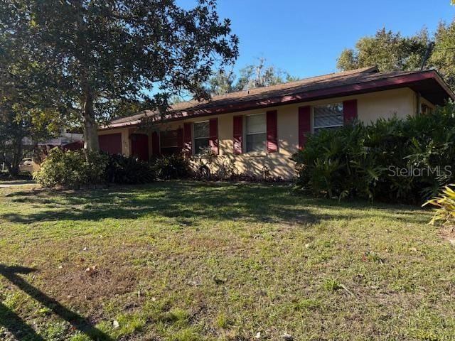 view of front facade featuring a front lawn