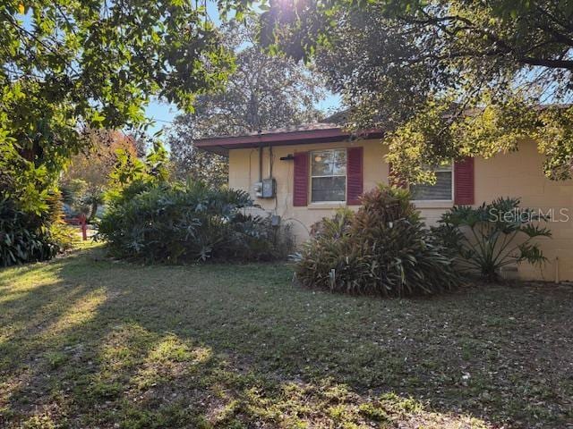 view of front of home featuring a front yard