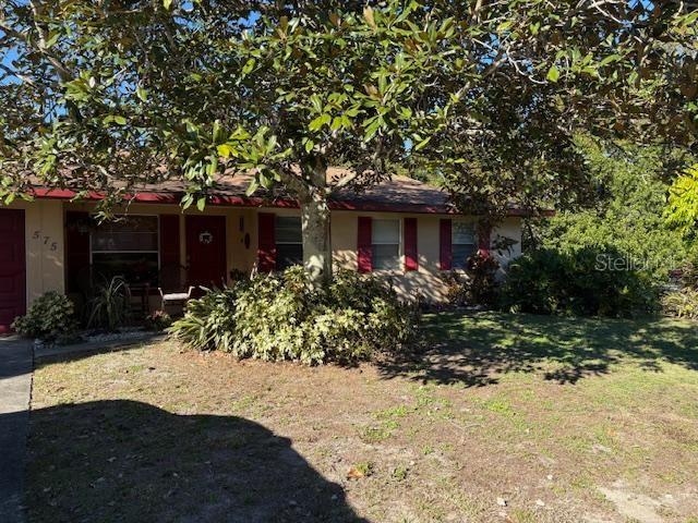 view of front of house featuring a front lawn