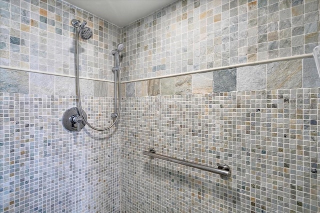 bathroom featuring tiled shower