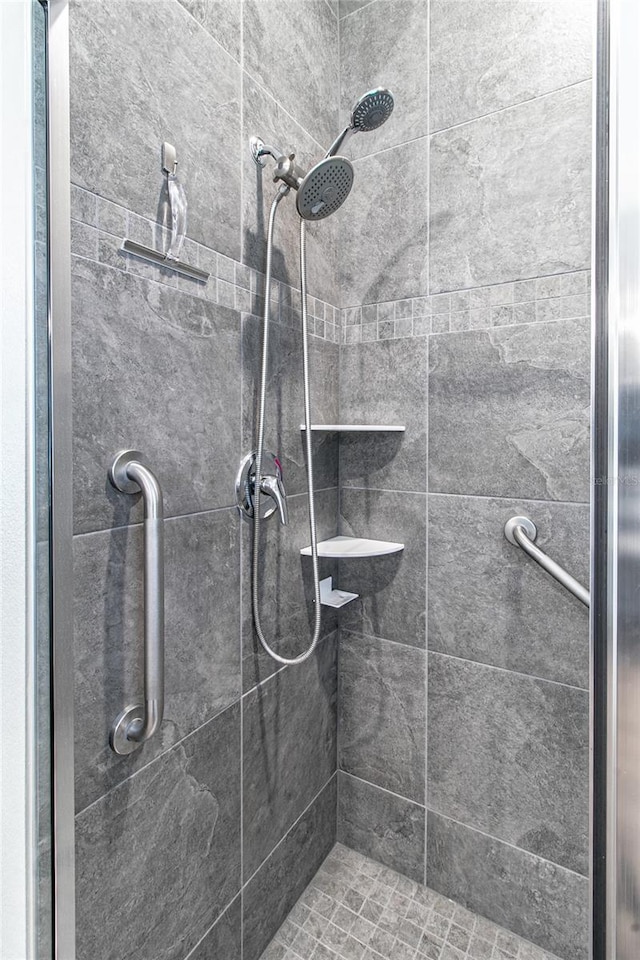 bathroom featuring tiled shower