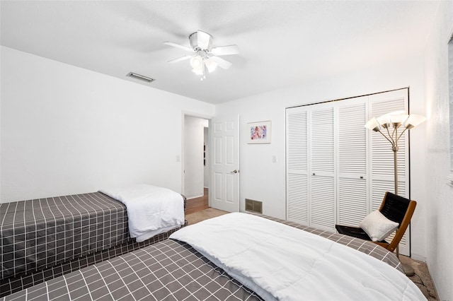 bedroom featuring ceiling fan and a closet