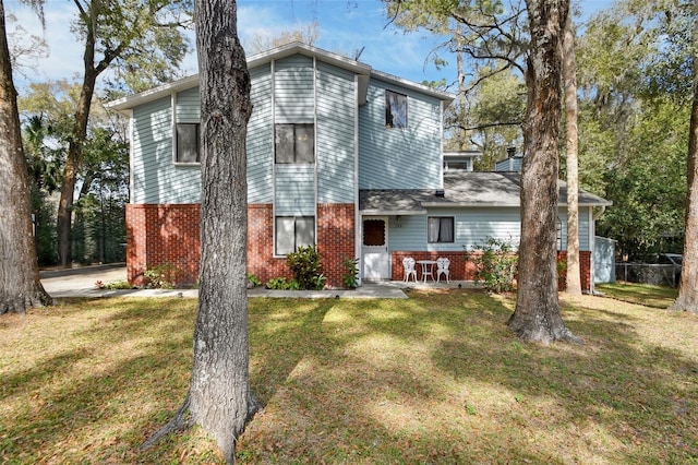 view of front of property with a front yard