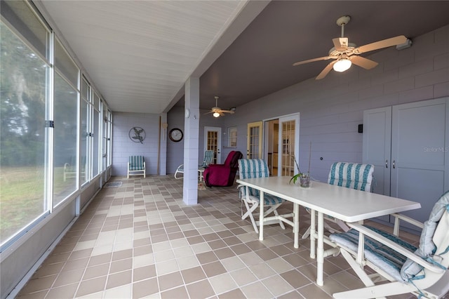 sunroom / solarium featuring a ceiling fan