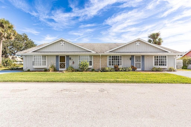 single story home with a front lawn