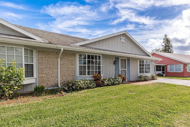 ranch-style house featuring a front lawn