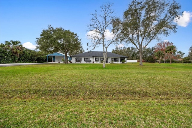 view of yard featuring a detached garage