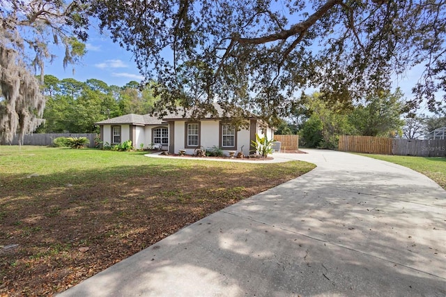 single story home featuring a front yard