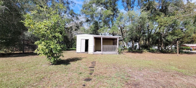 view of yard with an outbuilding