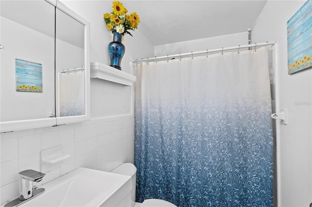 445 Virginia Ave, Saint Cloud, FL 34769 - full bath featuring tile walls, toilet, and a shower with curtain