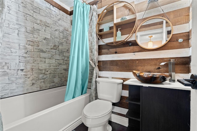 full bath featuring shower / tub combo with curtain, vanity, and toilet