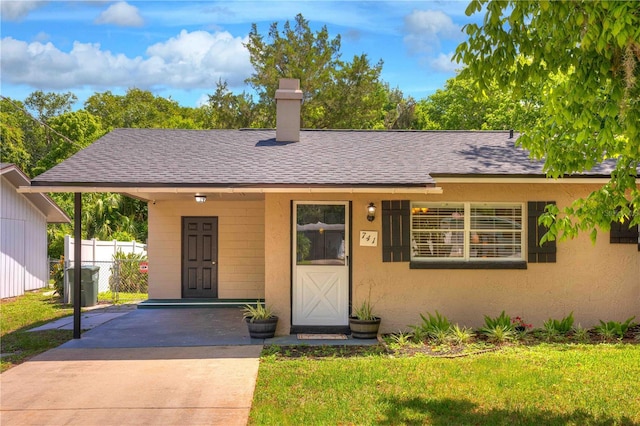 741 Greenway Pl, Daytona Beach, FL 32114 - view of front facade featuring roof with shingles, stucco siding, central AC unit, a chimney, and driveway