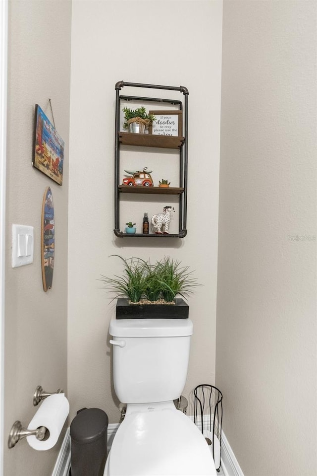 32924 Estate Garden Dr, Wesley Chapel, FL 33545 - half bathroom featuring baseboards and toilet