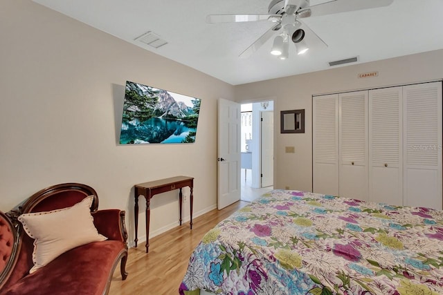 bedroom featuring visible vents, a closet, light wood-style floors, baseboards, and a ceiling fan