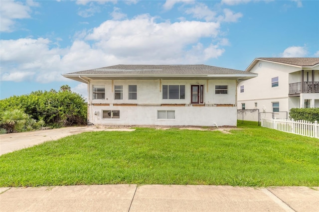 view of front of property featuring fence and a front lawn