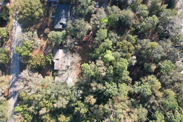 birds eye view of property featuring a forest view