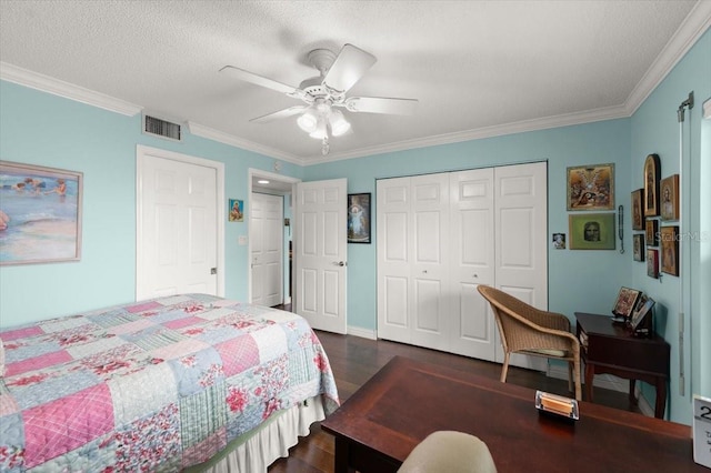 bedroom with dark wood-style floors, a closet, visible vents, ornamental molding, and ceiling fan