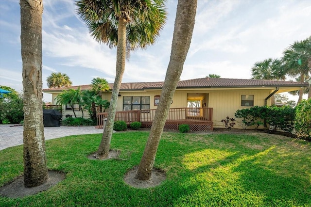 view of front of house with a front lawn