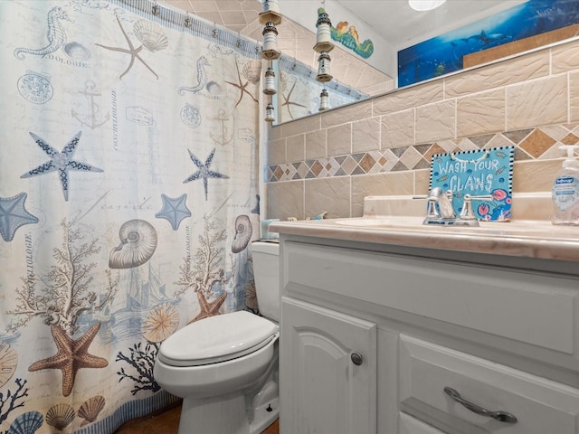 bathroom featuring vanity, toilet, a shower with curtain, and tasteful backsplash