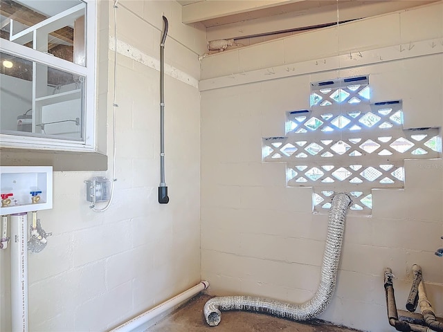 bathroom featuring concrete block wall