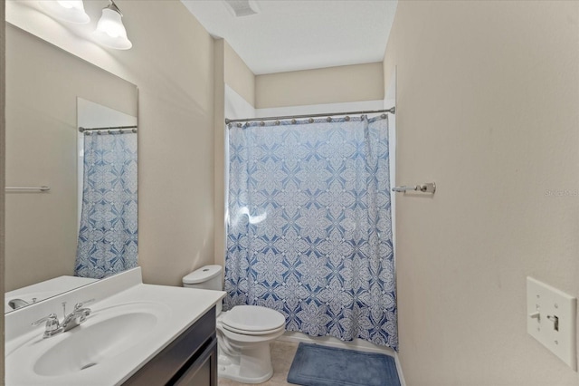 bathroom with toilet, a shower with curtain, and vanity