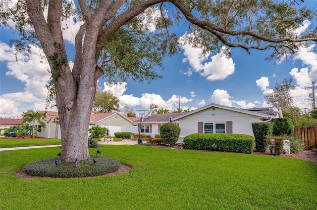 view of front of property featuring a front lawn and fence