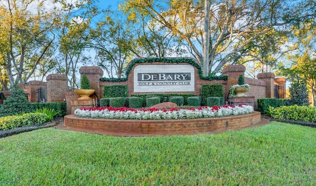 community sign with a yard