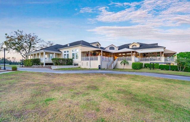 view of front of home featuring a front lawn