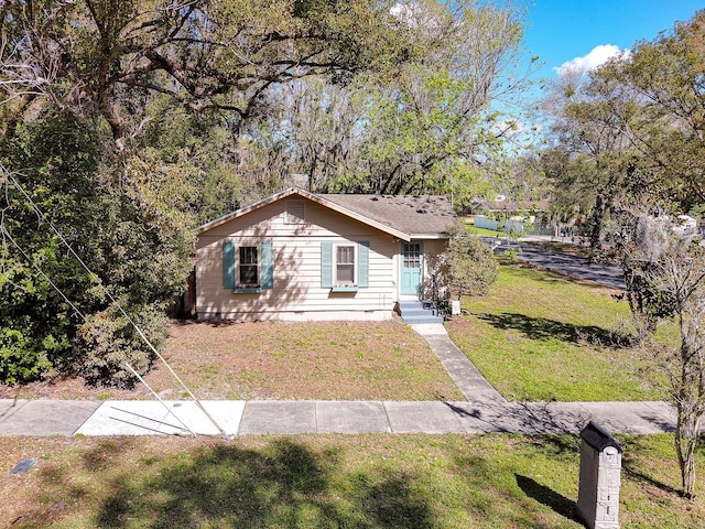 view of front of property featuring a front lawn