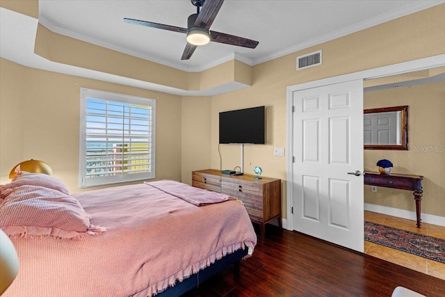 bedroom with dark wood-style flooring, crown molding, visible vents, ceiling fan, and baseboards